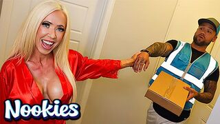 Mandy Monroe különleges kolbász kiszállítása és forró kettyintése a Nookies csatornán