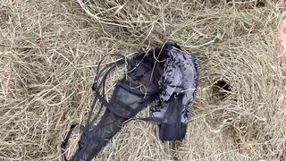 Bazinagy valagú koros nő leszopja a paraszt farkát a disznóólban
