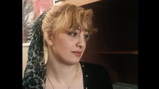 Szöszi nagymellű csajok szőrös puncit szopnak bazinagy farokkal retro jelenetben