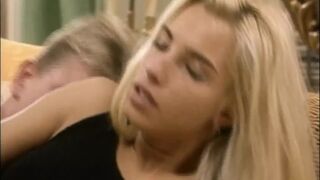Timea Margot nagyméretű pöcst kap a retro Lover's Lane legelső epizódjában
